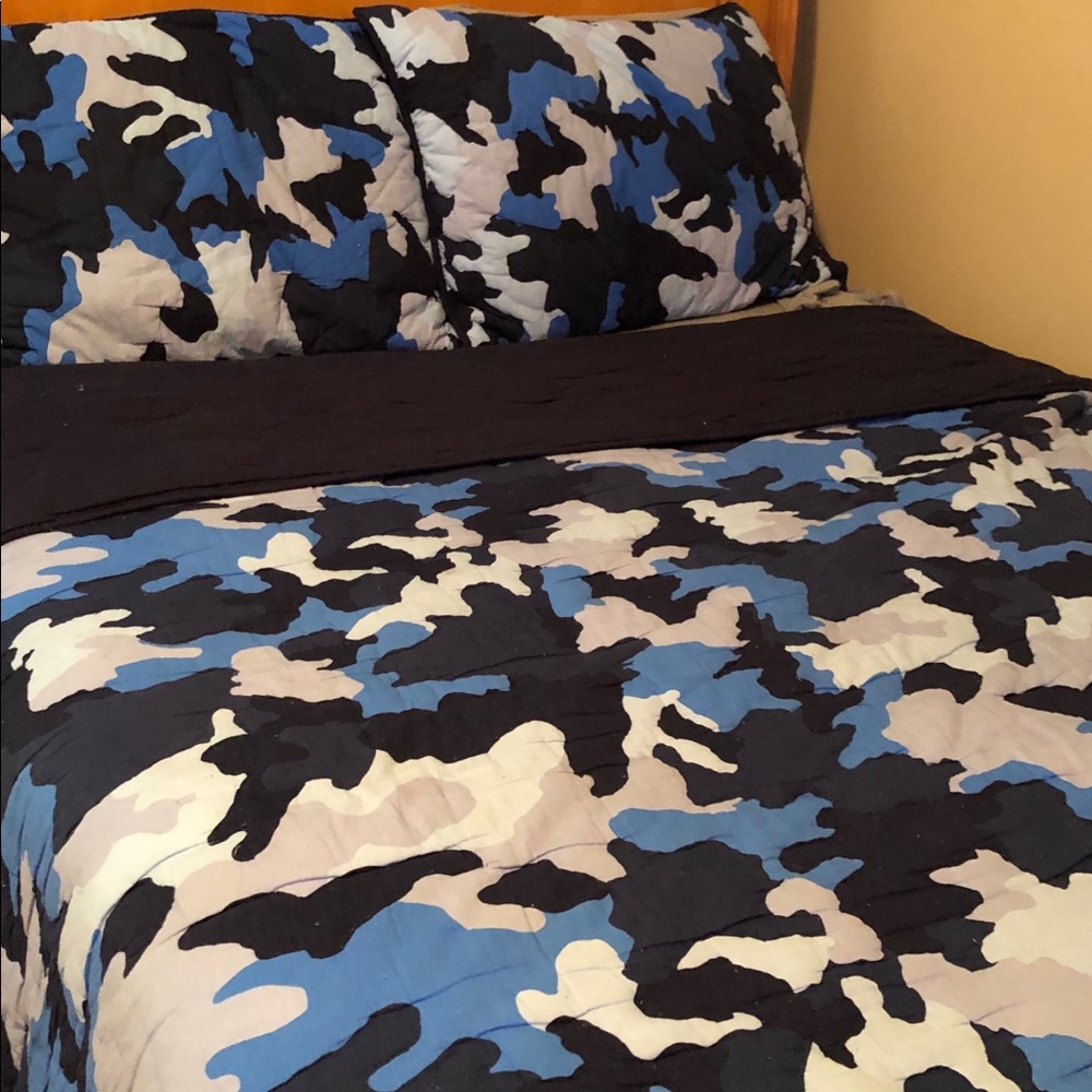 Pottery barn full queen bedding and shams